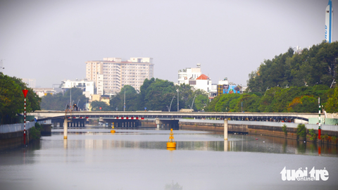 Kênh Nhiêu Lộc - Thị Nghè có cầu đi bộ nối quận 1 và Bình Thạnh- Ảnh 1. Cầu đi bộ bắc ngang kênh Nhiêu Lộc - Thị Nghè sắp hoàn thiện - Ảnh: TIẾN QUỐC