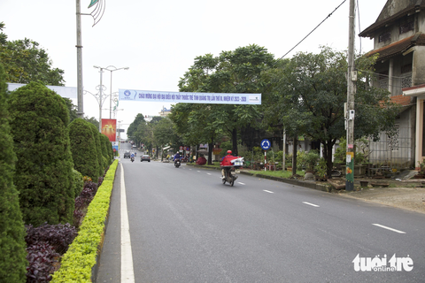 Số nhà ngược xuôi, TP Đông Hà đánh lại số nhà con đường sầm uất nhất tỉnh- Ảnh 2. Đường Hùng Vương dài 5,5km, có số nhà lộn xộn do trải qua 3 lần đầu tư - Ảnh: HOÀNG TÁO