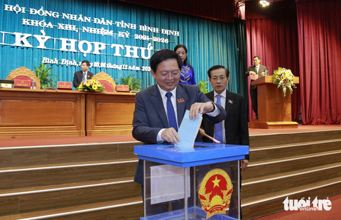 Các đại biểu HĐND tỉnh Bình Định bỏ phiếu tín nhiệm đối với những người giữ chức vụ do HĐND tỉnh bầu - Ảnh: LÂM THIÊN Các đại biểu HĐND tỉnh Bình Định bỏ phiếu tín nhiệm đối với những người giữ chức vụ do HĐND tỉnh bầu - Ảnh: LÂM THIÊN