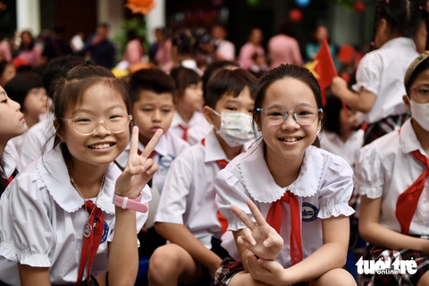 Học sinh thuộc hộ cận nghèo tại Hà Nội sẽ không phải đóng học phí- Ảnh 1. Học sinh tại Hà Nội trong một buổi lễ khai giảng - Ảnh: NAM TRẦN