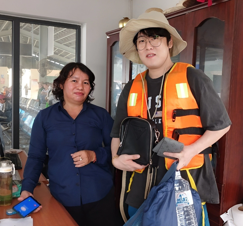 Nhặt được túi xách, nhân viên bến tàu du lịch Nha Trang thông báo tìm trả du khách- Ảnh 1. Nam du khách Hàn Quốc nhận lại túi và số tiền từ chị Quỳnh - Ảnh: BQL bến tàu du lịch Nha Trang