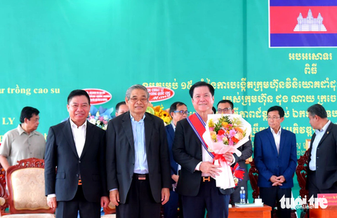 Kỳ tích cao su Việt Nam trên đất Campuchia - Kỳ cuối: Hình ảnh đẹp của tình hữu nghị- Ảnh 3. Ông Lê Thanh Hưng (phải), Tổng giám đốc VRG, nhận Huân chương hữu nghị Mohasena của Chính phủ Hoàng gia Campuchia do nguyên Phó thủ tướng Campuchia Yim Chhay Ly (giữa) trao tặng với sự chứng kiến của Đại sứ Việt Nam tại Vương quốc Campuchia Nguyễn Huy Tăng trong dịp kỷ niệm 15 năm thành lập công ty Đồng Nai Kratie vào ngày 22-5 - Ảnh: Đ.N.K.