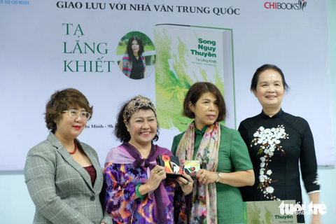 Từ trái qua, dịch giả Lệ Chi, nhà thơ Lê Thị Kim, nhà văn Tạ Lăng Khiết và nhà văn Bích Ngân - Ảnh: LINH ĐOAN Từ trái qua: dịch giả Lệ Chi, nhà thơ Lê Thị Kim, nhà văn Tạ Lăng Khiết và nhà văn Bích Ngân - Ảnh: LINH ĐOAN
