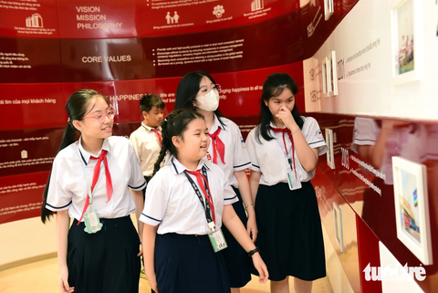 Học sinh thích thú tham gia hoạt động nhóm khi đi thực tế- Ảnh 2. Các em học sinh tuy khác lớp nhưng với mong muốn tăng thêm kiến thức đã cùng nhau tìm hiểu về lịch sử hình thành của công ty Acecook Việt Nam - Ảnh: DUYÊN PHAN