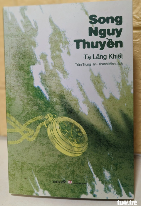 Quyển Song nguy thuyền do Chibokks phối hợp với Nhà xuất bản Lao động ấn hành - Ảnh: LINH ĐOAN Song nguy thuyền do Chibokks phối hợp với Nhà xuất bản Lao động ấn hành - Ảnh: LINH ĐOAN