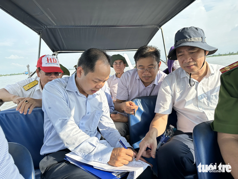 Chủ tịch tỉnh Đồng Tháp kiểm tra 7 khu mỏ cát phân bổ cho cao tốc- Ảnh 1. Ông Phạm Thiện Nghĩa - chủ tịch UBND tỉnh Đồng Tháp (bìa phải) - kiểm tra thực địa khu mỏ cát xã Tân Thuận Đông, TP Cao Lãnh đang đóng cửa chờ đánh giá lại trữ lượng - Ảnh: ĐẶNG TUYẾT