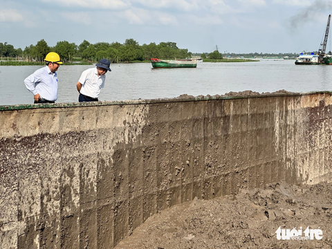 Chủ tịch tỉnh Đồng Tháp kiểm tra 7 khu mỏ cát phân bổ cho cao tốc- Ảnh 2. Đoàn khảo sát kiểm tra chất lượng bùn nạo vét khu vực cồn Linh (huyện Cao Lãnh) - Ảnh: ĐẶNG TUYẾT