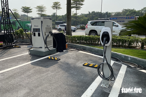 Trung tâm trưng bày Land Rover kiểu mới đầu tiên thế giới tại Việt Nam - Ảnh 12. Các trụ sạc được bố trí trong khuôn viên showroom JLR tại Hà Nội - Ảnh: TRẦN ĐỨC