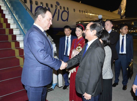 Thủ tướng Belarus đến Hà Nội, bắt đầu chuyến thăm Việt Nam đầu tiên- Ảnh 1. Bộ trưởng Khoa học và Công nghệ Huỳnh Thành Đạt đón Thủ tướng Belarus Roman Golovchenko tại sân bay Nội Bài - Ảnh: TTXVN