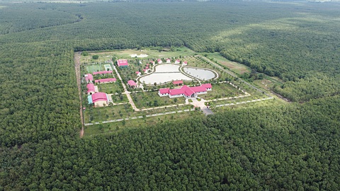Trụ sở Công ty CPCS Chư Sê Kampong Thom nằm giữa 16.200ha cao su, được đánh giá là vườn cao su đẹp nhất Campuchia - Ảnh: SƠN LÂM Trụ sở Công ty CPCS Chư Sê Kampong Thom nằm giữa 16.200ha cao su, được đánh giá là vườn cao su đẹp nhất Campuchia - Ảnh: SƠN LÂM