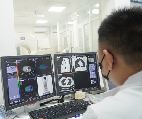 Bệnh viện Việt Nam pha chế thành công hai loại thuốc phóng xạ mới- Ảnh 1. Khoa y học hạt nhân Bệnh viện Chợ Rẫy là đơn vị đầu tiên tại Việt Nam pha chế thành công và đưa hai loại thuốc phóng xạ mới Ga-68 PSMA và Ga-68 Dotatate vào sử dụng, giúp bệnh nhân không phải ra nước ngoài - Ảnh: Bệnh viện cung cấp