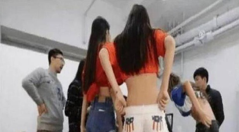 Có những đạo diễn vô lương tâm thậm chí còn đưa ra nhiều yêu cầu “bất thành văn” đối với nữ diễn viên. Có những đạo diễn vô lương tâm thậm chí còn đưa ra nhiều yêu cầu “bất thành văn” đối với nữ diễn viên.
