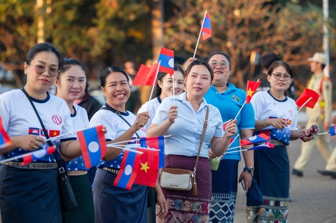 Lê Thanh Hiếu chiến thắng giải xe đạp CLV Criterium Race 2023- Ảnh 3. CĐV cổ vũ nhiệt tình cho cuộc đua - Ảnh: C.Q.H