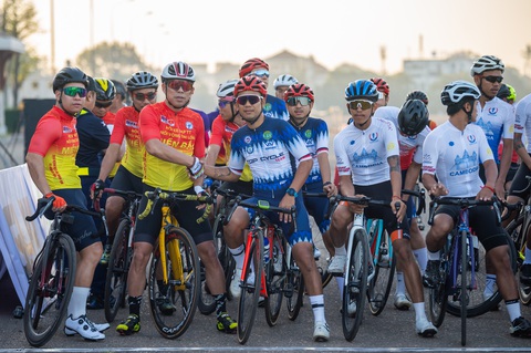 Lê Thanh Hiếu chiến thắng giải xe đạp CLV Criterium Race 2023- Ảnh 1. Các VĐV thể hiện tình hữu nghị trước khi xuất phát - Ảnh: C.Q.H