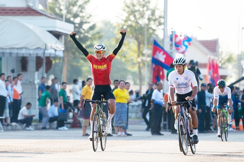 Lê Thanh Hiếu chiến thắng giải xe đạp CLV Criterium Race 2023- Ảnh 4. Lê Thanh Hiếu mừng chiến thắng - Ảnh: C.Q.H