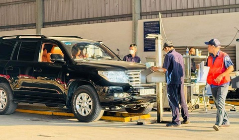 Trung tâm đăng kiểm xe cơ giới 50-04V (TP Thủ Đức) bắt đầu đông xe trở lại dịp cuối năm. Riêng trong ngày 5-12 khoảng 270 lượt xe đến đăng kiểm theo lịch hẹn - Ảnh: THU DUNG Trung tâm đăng kiểm xe cơ giới 50-04V (TP Thủ Đức) bắt đầu đông xe trở lại dịp cuối năm. Riêng trong ngày 5-12 khoảng 270 lượt xe đến đăng kiểm theo lịch hẹn - Ảnh: THU DUNG