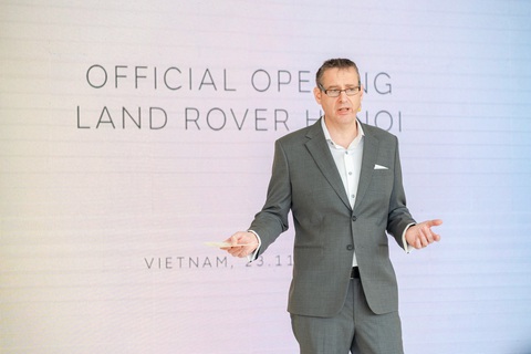 Trung tâm trưng bày Land Rover kiểu mới đầu tiên thế giới tại Việt Nam - Ảnh 3. Giám đốc điều hành JLR châu Á - Thái Bình Dương, ông Alistair Scott, có mặt tại lễ khai trương showroom mới của JLR - Ảnh: JLR
