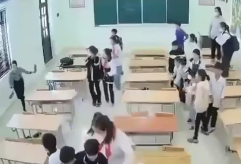 Cô giáo bị học sinh nhốt, xúc phạm: Cô là nạn nhân trước mắt, trò là nạn nhân lâu dài- Ảnh 2. Hình ảnh cô giáo cầm dép đuổi các học sinh chạy quanh lớp, ném dép vào học sinh - Ảnh chụp màn hình