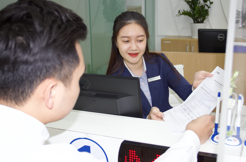 Tin tức sáng 31-12: Lãi suất cho vay giảm thêm trong 2024?; 18.000 trẻ TP.HCM nguy cơ gặp khó- Ảnh 1. Lãi suất đã giảm trong các tháng cuối 2023 và có thể giảm thêm trong năm mới