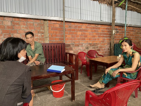 Hội An chỉ còn 2 quán bán thịt chó- Ảnh 1. Ông Quyết và vợ trình bày nguyện vọng hỗ trợ chuyển đổi ngành nghề với đại diện Trung tâm Kỹ thuật nông nghiệp TP Hội An - Ảnh: B.D.