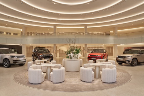 Trung tâm trưng bày Land Rover kiểu mới đầu tiên thế giới tại Việt Nam - Ảnh 2. Showroom có thiết kế như triển lãm nghệ thuật - Ảnh: JLR