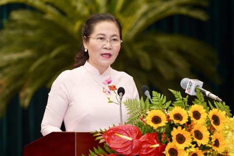 TP.HCM phấn đấu tăng trưởng GRDP năm 2024 từ 7,5 -8%- Ảnh 3. Chủ tịch HĐND TP.HCM Nguyễn Thị Lệ phát biểu khai mạc kỳ họp - Ảnh: HỮU HẠNH