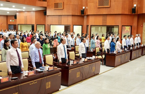 TP.HCM phấn đấu tăng trưởng GRDP năm 2024 từ 7,5 -8%- Ảnh 1. Các đại biểu chào cờ khai mạc kỳ họp - Ảnh: HỮU HẠNH