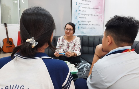 Có nhiều kênh để giải tỏa xung đột giữa học sinh với giáo viên, trong đó có tư vấn tâm lý học đường. Trong ảnh: chuyên viên tư vấn tâm lý học đường ở một trường THCS tại TP.HCM tư vấn cho học sinh - Ảnh: ANH KHÔI Có nhiều kênh để giải tỏa xung đột giữa học sinh với giáo viên, trong đó có tư vấn tâm lý học đường. Trong ảnh: chuyên viên tư vấn tâm lý học đường ở một trường THCS tại TP.HCM tư vấn cho học sinh - Ảnh: ANH KHÔI
