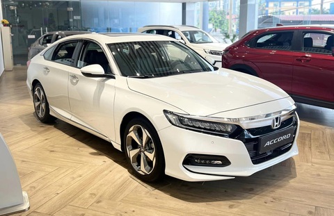 Tin tức giá xe: Honda Accord giảm kỷ lục 220 triệu, vẫn đắt hơn đối thủ- Ảnh 1. Honda Accord đang được giảm giá mạnh tay cho người dùng thông thường - Ảnh: Đại lý Honda/Facebook