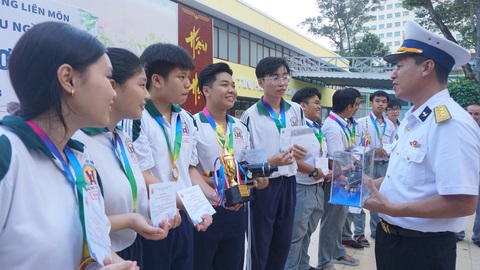Bất ngờ với sáng tạo của học sinh TP.HCM tại cuộc thi tàu ngầm- Ảnh 1. Thượng tá Nguyễn Ngọc Dương, chính ủy Trung đoàn hải quân 196, trao thưởng mô hình tàu ngầm cho nhóm học sinh lớp 12A20 - đội đoạt giải đặc biệt - Ảnh: HOÀNG HƯƠNG