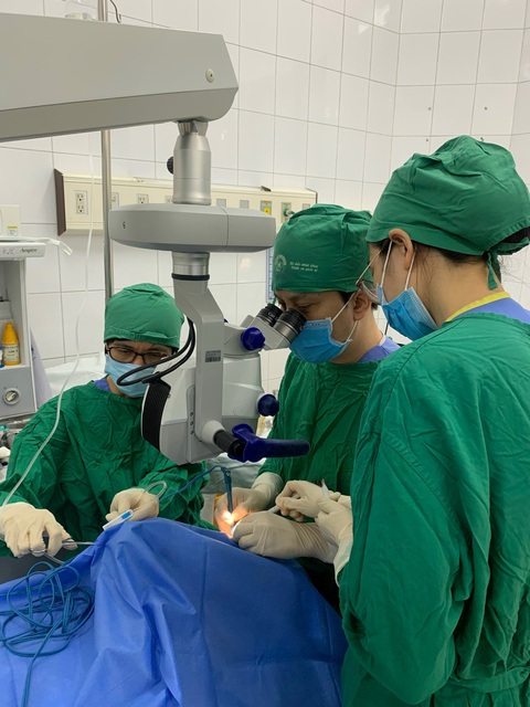 Tin tức sáng 7-12: Cử tri TP.HCM quan ngại dự án trọng điểm kéo dài, lãng phí cơ hội, nguồn lực- Ảnh 2. Ê kíp ca ghép giác mạc cho bệnh nhân 50 tuổi tại Bệnh viện Mắt trung ương sáng 6-12 - Ảnh: BVCC
