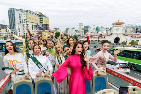 Diễn viên Trương Ngọc Ánh và các thí sinh Miss Earth 2023 quảng bá du lịch TP.HCM - Ảnh: CAO MINH MẪN Diễn viên Trương Ngọc Ánh và các thí sinh Miss Earth 2023 quảng bá du lịch TP.HCM - Ảnh: CAO MINH MẪN