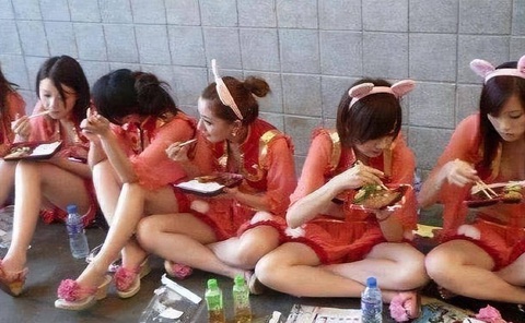 Ngay cả khi điều kiện ăn ở trong đoàn quá kém, diễn viên vẫn phải cắn răng cam chịu. Ngay cả khi điều kiện ăn ở trong đoàn quá kém, diễn viên vẫn phải cắn răng cam chịu.