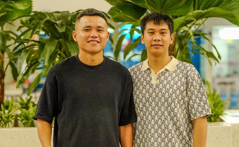 Hai cầu thủ futsal Việt Nam sang Thái Lan thi đấu- Ảnh 1. Khổng Đình Hùng (trái) và Nguyễn Hoàng Anh tại sân bay Tân Sơn Nhất trước khi đi Thái Lan - Ảnh: SAHAKO FC