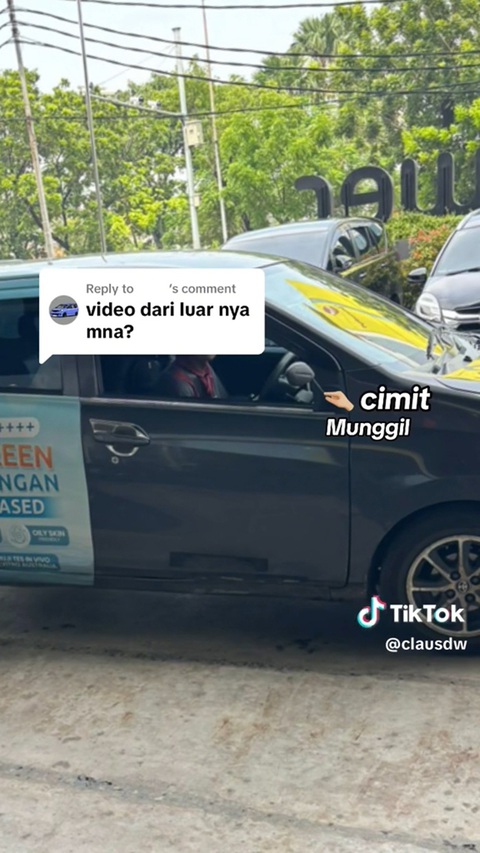 Gương ô tô biến thành gương xe máy, cộng đồng cười nghiêng ngả- Ảnh 1. Hình ảnh chiếc xe nhìn từ bên ngoài - Ảnh: clausdw/TikTok