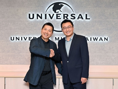 Giám đốc JVR JR Yang (bên trái) và Chủ tịch và Giám đốc điều hành của Universal Music Trung Quốc Timothy Xu (bên phải) Giám đốc JVR JR Yang (bên trái) và Chủ tịch và Giám đốc điều hành của Universal Music Trung Quốc Timothy Xu (bên phải)