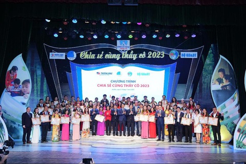 Chương trình ‘Chia sẻ cùng thầy cô’ lan tỏa thông điệp ‘dạy - học hạnh phúc’- Ảnh 1. Chương trình ‘Chia sẻ cùng thầy cô’ lan tỏa thông điệp ‘dạy - học hạnh phúc’- Ảnh 1.