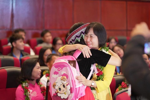 Chương trình ‘Chia sẻ cùng thầy cô’ lan tỏa thông điệp ‘dạy - học hạnh phúc’- Ảnh 2. Chương trình ‘Chia sẻ cùng thầy cô’ lan tỏa thông điệp ‘dạy - học hạnh phúc’- Ảnh 2.