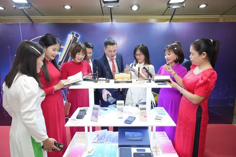 Chương trình ‘Chia sẻ cùng thầy cô’ lan tỏa thông điệp ‘dạy - học hạnh phúc’- Ảnh 4. Các thầy cô giáo trong lễ tuyên dương chương trình Chia sẻ cùng thầy cô 2023