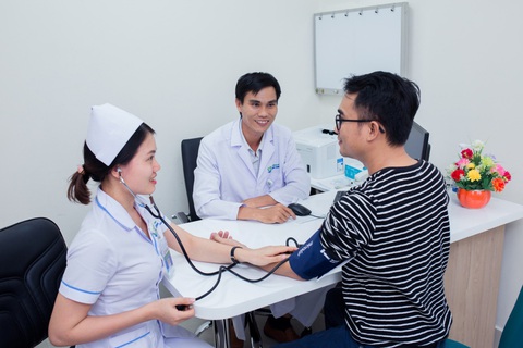 Chăm sóc sức khỏe cùng chuyên gia đầu ngành tại Bệnh viện Bình Định- Ảnh 3. Khám bệnh tại Bệnh viện Bình Định.Ảnh: B.V