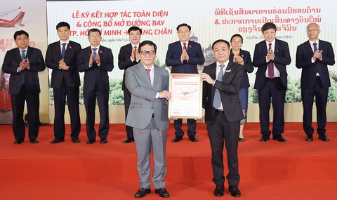 Chủ tịch Quốc hội thăm Trung tâm Kỹ thuật tàu bay hợp tác Vietjet và Lao Airlines- Ảnh 2. Ông Đinh Việt Phương - Tổng Giám đốc Vietjet và Ông Khamla Phommavanh - Giám đốc Điều hành Lao Airlines cùng trao Thỏa thuận hợp tác toàn diện giữa Vietjet và Lao Airlines trước sự chứng kiến của lãnh đạo hai nước.