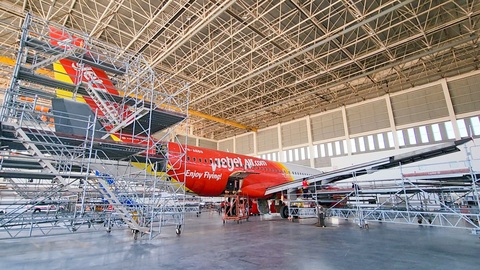 Chủ tịch Quốc hội thăm Trung tâm Kỹ thuật tàu bay hợp tác Vietjet và Lao Airlines- Ảnh 3. Tàu bay Vietjet thực hiện C-check tại hangar tiêu chuẩn quốc tế của Lao Airlines tại sân bay quốc tế Wattay