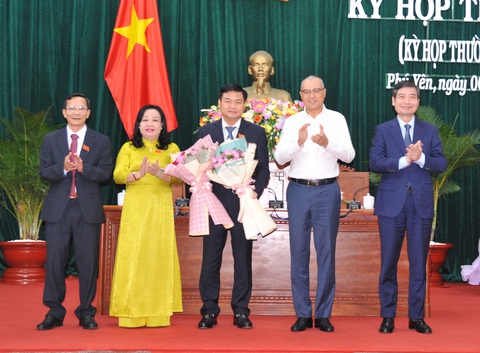 Lãnh đạo Tỉnh ủy, HĐND, UBND tỉnh Phú Yên chúc mừng ông Đỗ Thái Phong được bầu giữ chức phó chủ tịch HĐND tỉnh Phú Yên khóa VIII - Ảnh: ANH NGỌC Lãnh đạo Tỉnh ủy, HĐND, UBND tỉnh Phú Yên chúc mừng ông Đỗ Thái Phong (giữa) được bầu giữ chức phó chủ tịch HĐND tỉnh Phú Yên khóa VIII - Ảnh: ANH NGỌC