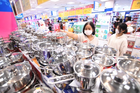 Người dân mua sắm trong siêu thị tại TP Thủ Đức, TP.HCM - Ảnh: QUANG ĐỊNH Người dân mua sắm trong siêu thị tại TP Thủ Đức, TP.HCM - Ảnh: QUANG ĐỊNH