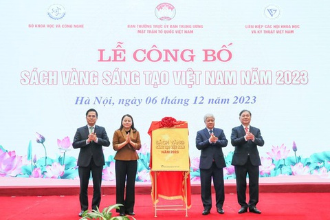 79 công trình tiêu biểu ghi danh vào Sách vàng sáng tạo Việt Nam- Ảnh 1. Lễ công bố Sách vàng Sáng tạo Việt Nam năm 2023 - Ảnh: MTTQ