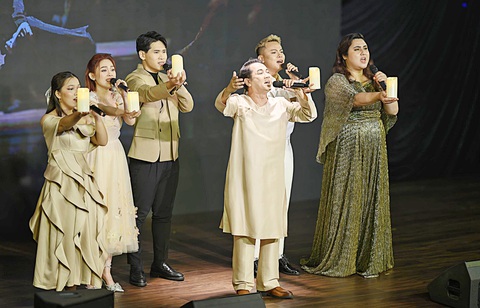 Sevinch (bìa phải) hòa giọng cùng Thành Lộc trong ca khúc Tôi, một người mù (trích từ vở Tiên Nga) Sevinch (bìa phải) hòa giọng cùng Thành Lộc trong ca khúc Tôi, một người mù (trích từ vở Tiên Nga)