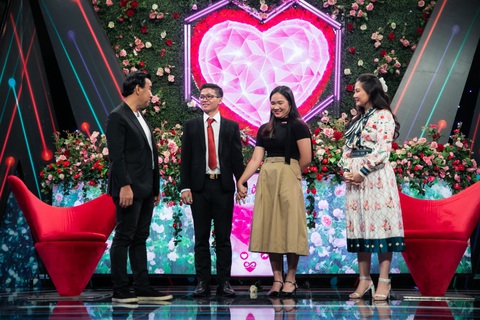 Dùng AI phác họa bạn gái, chàng thạc sĩ khiến MC Ngọc Lan ngưỡng mộ- Ảnh 4. Quyền Linh và Ngọc Lan hạnh phúc khi mai mối thành công cho cặp đôi thạc sĩ tài sắc