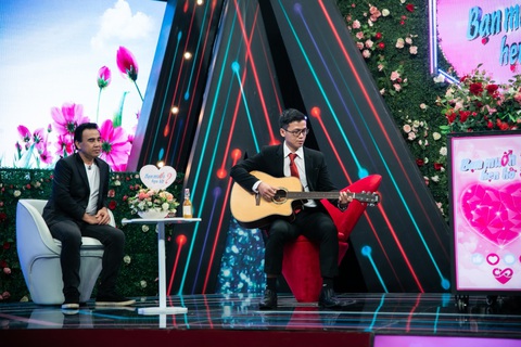 Dùng AI phác họa bạn gái, chàng thạc sĩ khiến MC Ngọc Lan ngưỡng mộ- Ảnh 2. Nhà trai còn trổ tài đàn hát tiếng Anh cực mượt mà trước màn phác họa bạn gái lý tưởng bằng AI