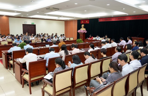 Tình hình nhiều khó khăn, các giải pháp chưa được bàn luận sôi nổi- Ảnh 1. Đại biểu HĐND TP.HCM tham gia thảo luận tổ tại kỳ họp thứ 13, HĐND TP.HCM khóa X, chiều 6-12 - Ảnh: HỮU HẠNH