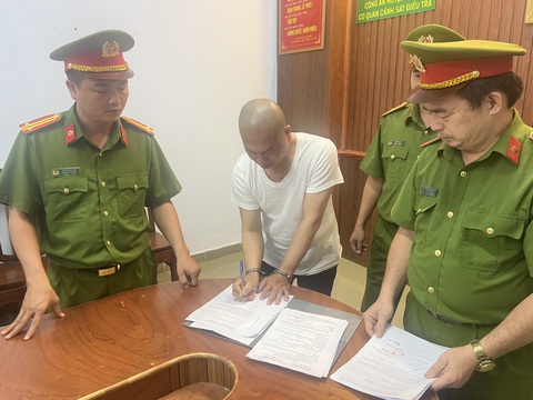 Người tự xưng hòa thượng Thích Tâm Phúc có bằng tiến sĩ luật tôn giáo giả- Ảnh 1. Người tự xưng Thích Tâm Phúc lúc bị bắt tạm giam - Ảnh Công an cung cấp